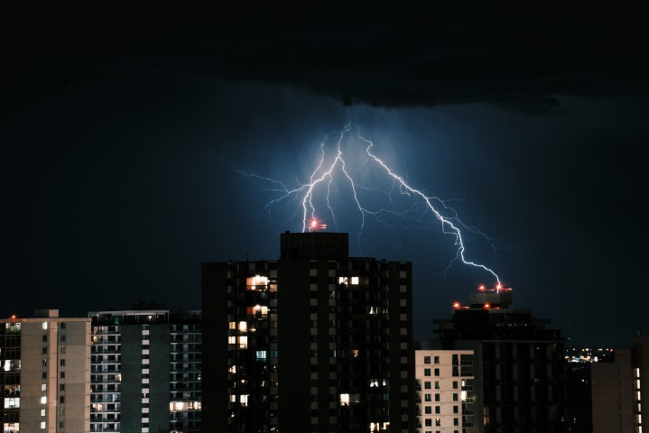 lightning-dark-sky-buildings-city-night-Kicsi.jpg